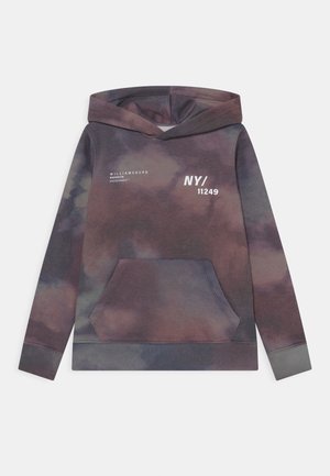 Tie-dye hættetrøje med forlommer, mørkelilla og grå toner, hvid tekst "WILLIAMSBURG BROOKLYN" og "NY/ 11249" på brystet.