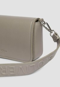 Szara torebka crossbody z sztucznej skóry o teksturowanym wykończeniu, smukłym prostokątnym kształcie, odpinanym pasku oraz wytłoczonym logo marki na pasku.