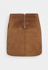 Brauer Wildleder-Minirock mit glatter Textur, zentrales Reißverschlussverfahren und minimalen Nähdetails. Keine sichtbaren Taschen.