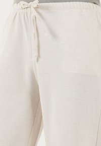 REGULAR FIT - Hlače - beige