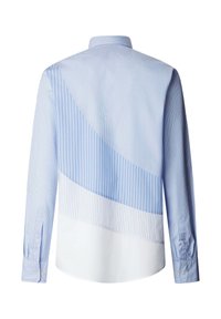 Overhemd met lange mouwen en knopen, met een mix van dunne verticale blauwe en witte strepen in diagonale secties op de achterkant.