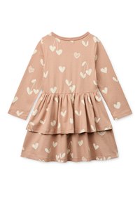 Φόρεμα με μακριά μανίκια σε απαλό ροζ ύφασμα με στρωμένο βολάν στο τελείωμα, με μοτίβο καρδιές σε κρεμ απόχρωση και στρογγυλή λαιμόκοψη.