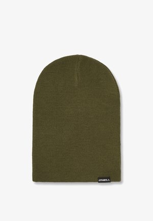 Olijf groene gebreide beanie, met een zachte textuur, een aansluitende pasvorm en een klein zwart merkembleem op de onderrand.