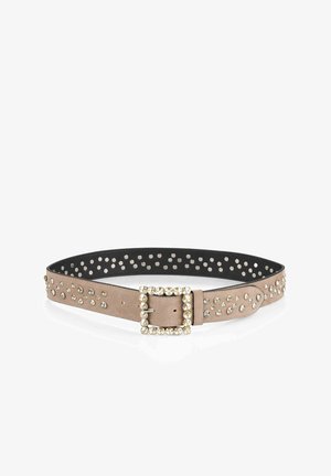 Wildledergürtel in hellbeige mit schwarzem Innenfutter. Verziert mit silbernen Nieten und einer quadratischen Strassschnalle, die einen Texturunterschied aufweist.