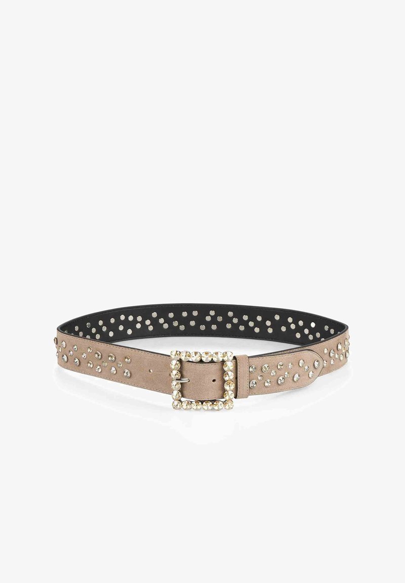 Cintura in suede beige chiaro con interni neri. Decorata con borchie argento e una fibbia quadrata in strass, caratterizzata da un contrasto di texture.