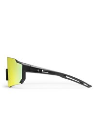 Γυαλιά ηλίου με μαύρο πλαίσιο και μεγάλα, γωνιώδη κίτρινο-πράσινα φακούς. Διαθέτουν κομψό σχεδιασμό με ανοίγματα και άνετο σκέλος.