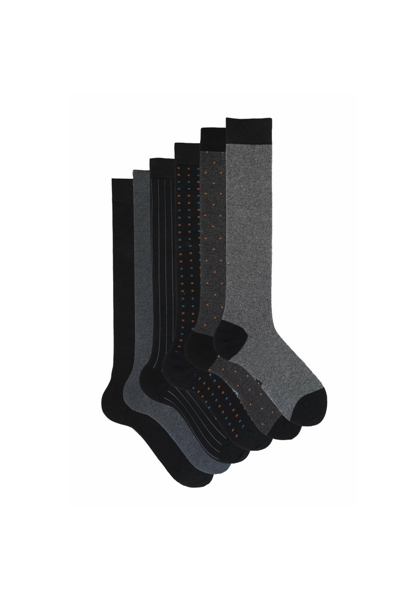 Set aus sechs Paar Socken in verschiedenen Grautönen und Schwarz. Enthält einfarbige, gestreifte und gepunktete Muster. Material aus Baumwollmischung.