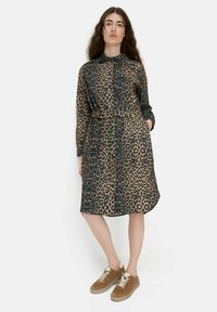 Leopardenmuster Hemdkleid in Beige und Schwarz, aus leichtem Stoff, mit Kragen, langen Ärmeln und einem Gürtel in der Taille.