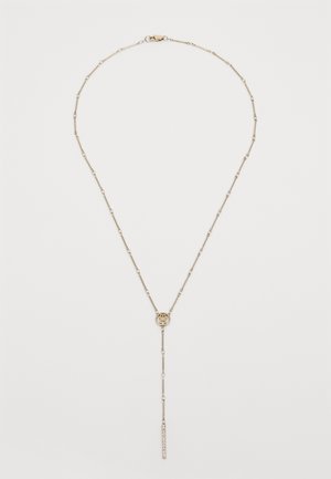 Χρυσή αλυσίδα με επιμήκη αλυσίδα, στρογγυλό μενταγιόν και κρέμονται μπάρα, διακοσμημένη με μικρές κυκλικές λεπτομέρειες κατά μήκος.