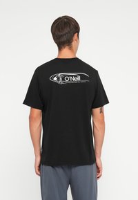 Sort kortærmet t-shirt med rund hals. Har et hvidt logo og tekst på den øverste ryg, lavet af bomuld eller bomuldsblanding, afslappet pasform.