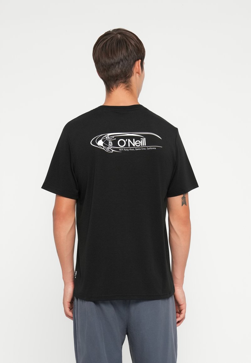 T-shirt noir à manches courtes avec un col rond. Présente un logo blanc et un texte dans le haut du dos, fabriqué en coton ou en mélange de coton, coupe décontractée.