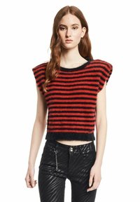 Rode en zwarte gestreepte cropped trui met een fuzzy textuur, met korte, wijde mouwen en een geribde halslijn. Gecombineerd met zwarte getextureerde broek.