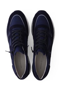 Dunkelblaue Wildleder-Sneaker mit einer strukturierten Oberseite und glatten Akzenten, ausgestattet mit flachen Schnürsenkeln und einer weißen Gummisohle.