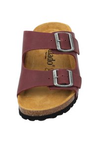 Sandal in pelle bordeaux con due cinturini regolabili e fibbie in metallo argentato. Soletta in sughero e suola in gomma nera texturizzata.