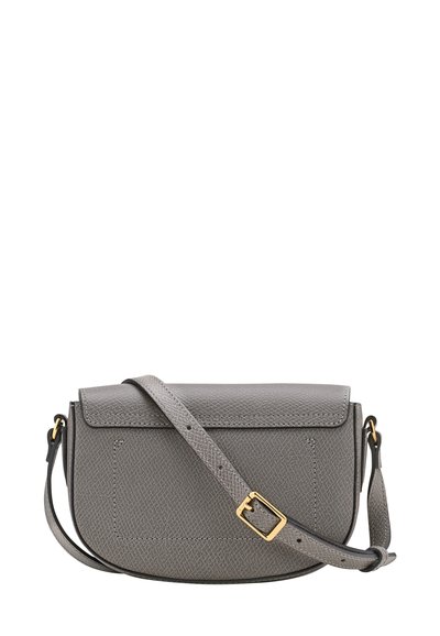 Graue Leder-Crossbody-Tasche mit strukturierter Oberfläche, Klappenverschluss und einem Ledertragegurt mit goldfarbener Schnalle und Akzenten.