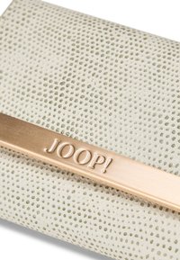 Struktureret hvid hvide pung lavet af læder, med et metallic guld bånd med det præget "JOOP!" logo hen over fronten.