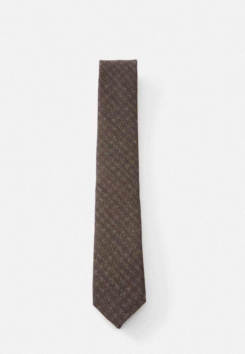 Cravate marron présentant un motif pied-de-coq subtil, en tissu texturé, et une forme étroite avec une pointe.