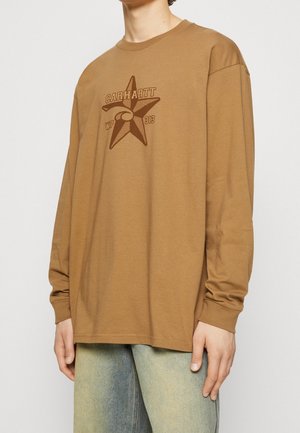 Langsleeve bruin shirt van katoen, met een grafisch sterontwerp in donkerbruin en het merkl logo in het midden. Eenvoudige ronde hals.