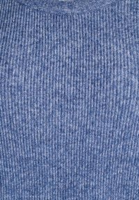 Ribota džemperis gaiši zils, ar teksturētu rakstu. Audums ir mīksts, ar apaļu kaklu un konsekventiem vertikāliem svītrām.