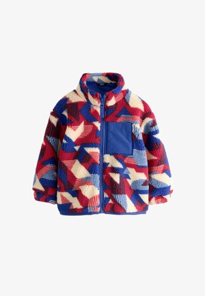 Fleecejack met rood, blauw en wit geometrisch patroon, ritssluiting aan de voorkant, hoge kraag, lange mouwen en een effen blauwe borstzak.