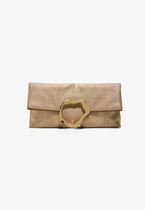 Goudkleurige clutch met een grote, onregelmatig gevormde, gepolijste gouden decoratieve gesp op de voorste omvouwbare klep.