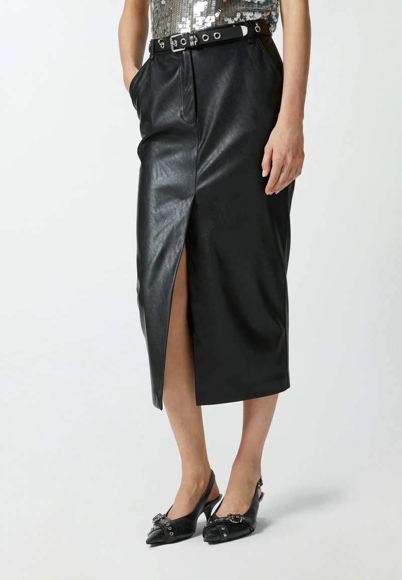 Crna kožna midi suknja s prednjim prorezom, bočnim džepovima i remenom s metalnim detaljima. Glatka tekstura s elegantnim dizajnom.