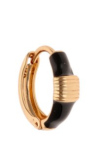 Goldfarbene Creole mit einem schwarzen, gebogenen Segment und geripptem goldenen Akzent. Glatte Oberfläche mit einem klappbaren Verschlussdesign.