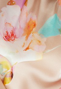 Lichtgewicht stof met een bloemmotief in zachte roze, oranje en teal tinten, met een gladde textuur en vloeiende val.