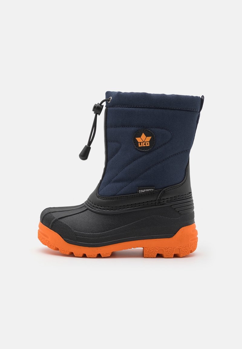 Botte d'hiver pour enfants avec dessus en tissu bleu marine, partie inférieure en caoutchouc noir, semelle orange et fermeture ajustable par cordon en haut.