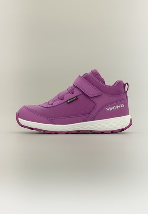 Μωβ ψηλό sneaker με λουράκι βέλκρο, λευκή σόλα, ετικέτα Gore-Tex και το όνομα της μάρκας Viking στο πλάι, εμφανίζεται από την εξωτερική πλευρά.