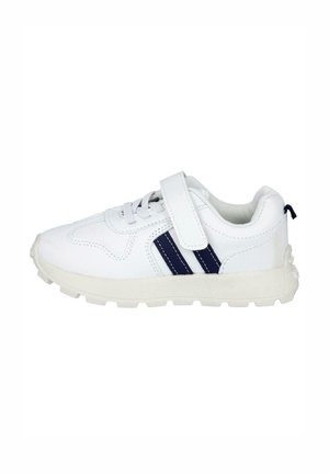 Zapatilla deportiva blanca con suela gris, rayas navy, correa ajustable y cierre con cordones. Cuenta con cuello acolchado y parte superior texturizada.