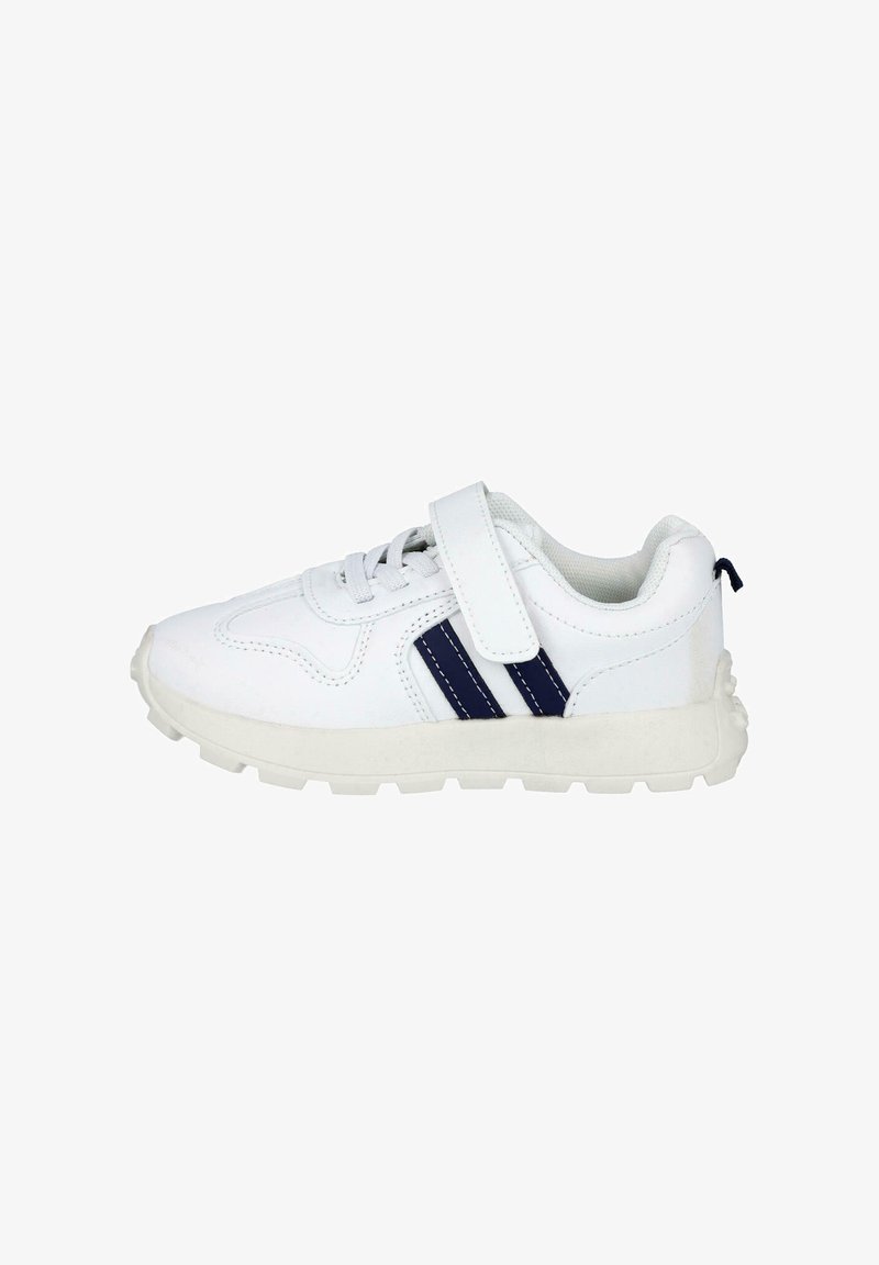 Zapatilla deportiva blanca con suela gris, rayas navy, correa ajustable y cierre con cordones. Cuenta con cuello acolchado y parte superior texturizada.