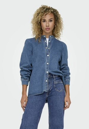 Denimskjorte med knaplukning foran, lange ærmer og båndkrave. Afsluttet i en mellemblå vask med en afslappet pasform.