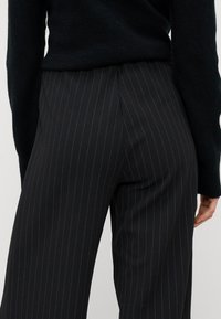 Vero Moda Tall VMBERLIN MY WIDE - Kalhoty - obsidian/oatmeal