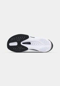 Semelle de chaussure de sport Nike, principalement blanche avec un motif de traction noir. Présente des détails "FLYPLATE" et une surface texturée conçue pour la performance.
