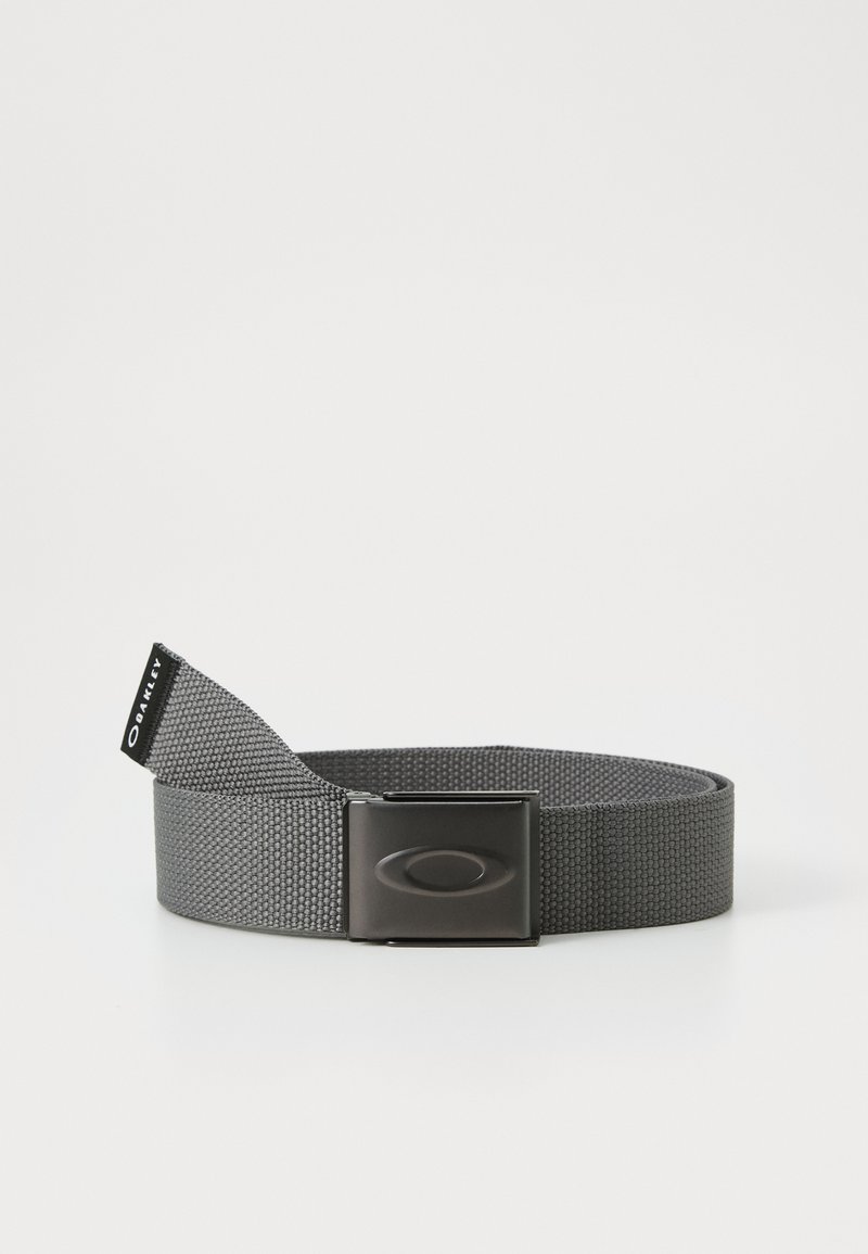 Grå vävd bälte med en strukturerad tyg, med en svart metallspänne prytt med en logotyp, och en justerbar längd för storlek.