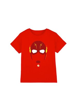 Rotes Baumwoll-T-Shirt mit einem grafischen Druck einer Superheldenmaske, verziert mit gelben Blitzakzenten und weißen Augensymbolen, auf einem einfarbigen Hintergrund.
