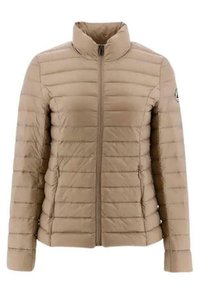 Beige gewatteerde pufferjack met een hoge kraag, volledige voorkantrits en horizontale stiksel. Bevat een logo-patch op de linkermouw.
