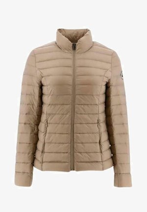Doudoune matelassée beige avec un col montant, fermeture éclair sur toute la longueur et coutures horizontales. Présente un patch logo sur la manche gauche.