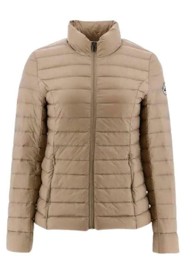 Beige gewatteerde pufferjack met een hoge kraag, volledige voorkantrits en horizontale stiksel. Bevat een logo-patch op de linkermouw.