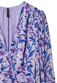 Abito a portafoglio floreale in tessuto leggero, con uno sfondo lavanda e stampa floreale blu e viola, maniche plissettate e scollatura profonda a V.
