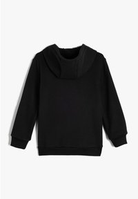Schwarzes Sweatshirt mit Kapuze, gerippten Bündchen und Saum. Glatte Textur, keine sichtbaren Muster oder Hardware, schlichtes Design.