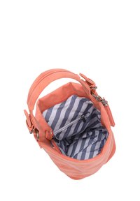 Sac à main rose corail avec des poignées rembourrées et une doublure intérieure à rayures bleues et blanches comportant des poches zippées.