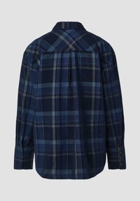Navy geruite blouse met lange mouwen, voorzien van een knoopsluiting bij de manchetten, plooien aan de achterkant en een klassieke kraag. Het patroon bevat lichtere blauwe en grijze strepen.