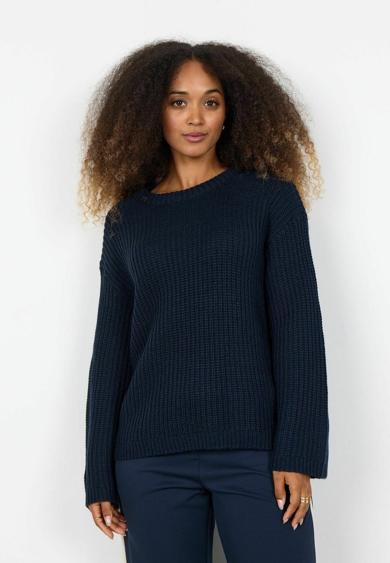 Marineblauer gestrickter Pullover mit geriffelter Textur, rundem Ausschnitt und langen Ärmeln. Das Design zeichnet sich durch eine lockere Passform und umgeschlagene Bündchen aus.