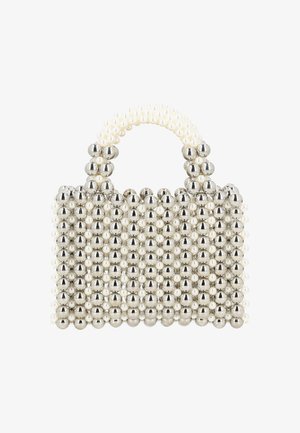 Gyöngyökkel díszített, téglalap alakú táska, ezüst színű gyöngyökből és fehér műgyöngyökből készült. Kerek fogantyúval rendelkezik, amely texturált felülettel bír.