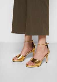 Não selecionado, gold metallic