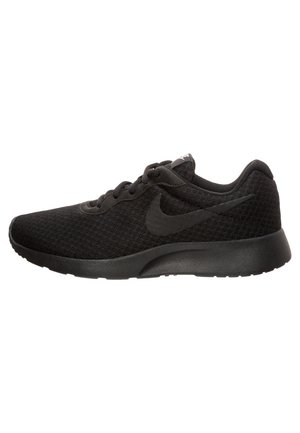 Chaussure de course noire Nike avec tige en mesh, logo swoosh noir, semelle amortissante et fermeture à lacets vue de côté.