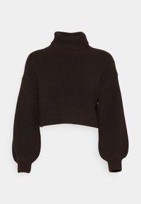 Pull court à col roulé marron foncé en tissu tricoté côtelé, avec des manches amples et des poignets ajustés.
