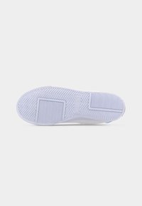 Λευκή σόλα παπουτσιού με σχέδια τρακτερωτής επιφάνειας σε σχήμα ψαροκόκαλου και ορθογώνια, με το όνομα της μάρκας Lacoste στο κέντρο.